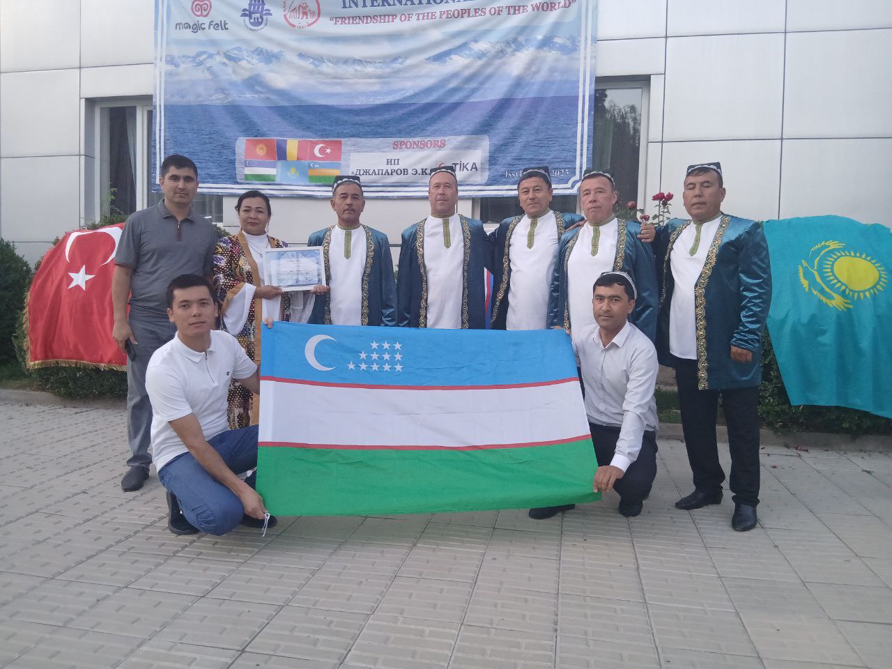 To‘raqo‘rg‘on tuman madaniyat bo‘limining bir gurux ijodkorlari Qirg‘iziston Respublikasi safarida bo‘lib turishibti