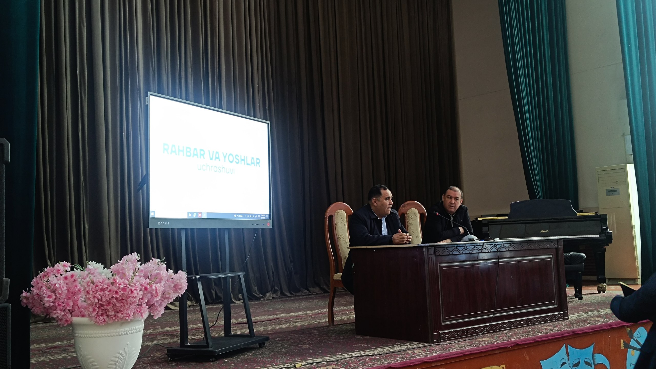 Rahbar va yoshlar uchrashuvi